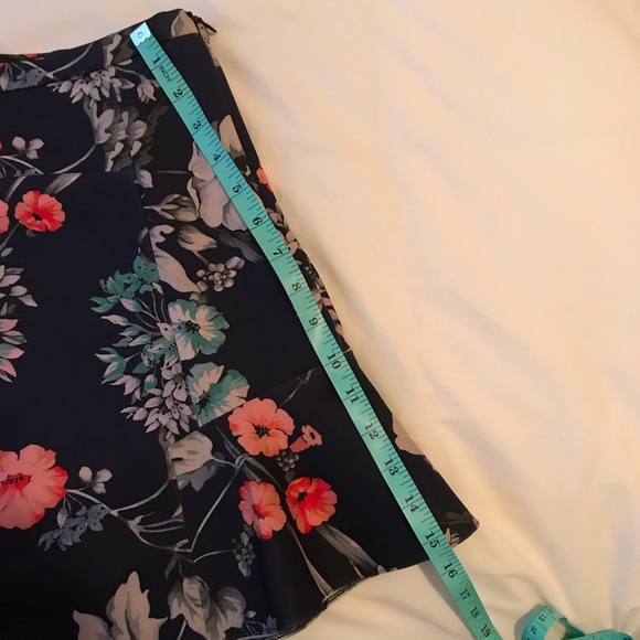 Adorable Floral Miniskirt - Picture 4 of 6